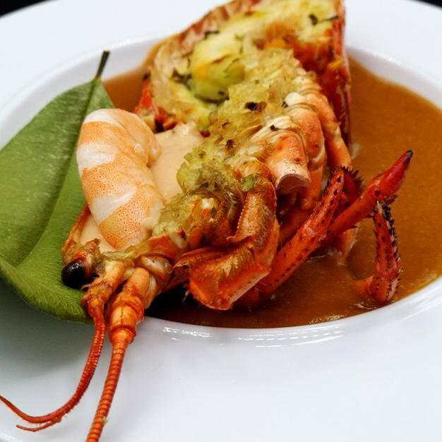 Présentation d'un bisque de crevettes et homard boucané