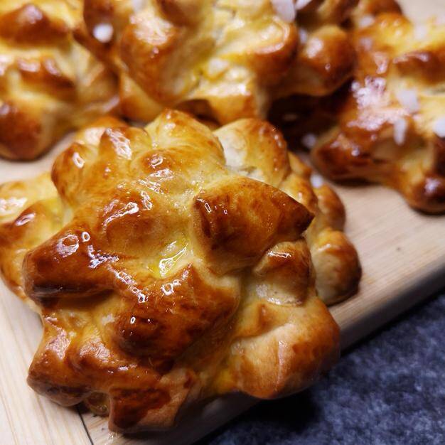 Présentation de brioches pomme-cannelle