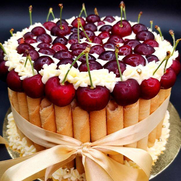 Présentation d'un gâteau aux cerises fraîches