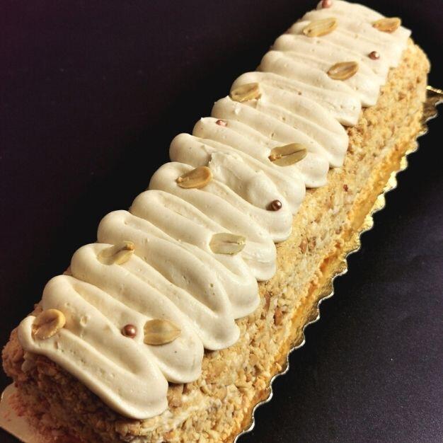 Bûche pâtissière cacahuète