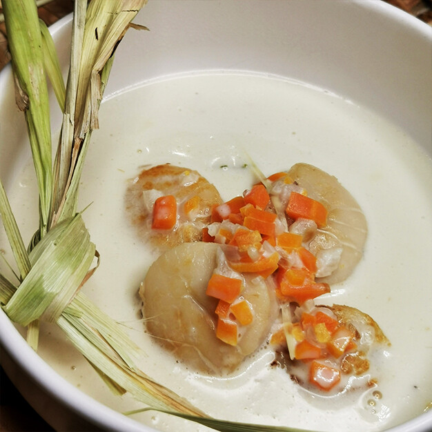 Noix de St Jacques au lait de coco et citronnelle