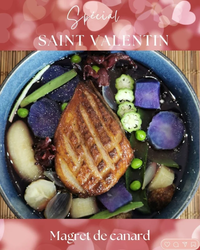 Magret de canard à la gelée d'hibiscus 
mi on bel ti bitin!  Ingrédients :  - 2 magrets de canard ayant marinés depuis la veille
 - 1 cuillère à soupe de sucre de canne
 - 1 cuillère à soupe d'épices cajun
 - 2 gousses d'ail hachées
 - 1 oignon haché
 - Sel et poivre au goût  - Gelée d'hibiscus :
 - 250 ml d'eau
 - 50 g de fleurs d'hibiscus séchées
 - 200 g de sucre de canne
 - 1 cuillère à soupe de jus de citron
 -1.5 feuille de gélatine  An nou ay :  1 - Dans une casserole, portez l'eau à ébullition.
 - Ajoutez les fleurs d'hibiscus séchées et laissez infuser pendant 10 minutes.
 - Filtrez l'infusion pour enlever les fleurs.
 - Remettez l'infusion dans la casserole, ajoutez le sucre de canne et le jus de citron.
 - Faites chauffer à feu moyen en remuant régulièrement jusqu'à ce que le sucre soit dissous.
 - Hors du feu, ajoutez la gélatine.
 -Versez le liquide dans deux assiettes ayant un fond et réservez au frais.  2- Préchauffez votre four à 180°C .
 - Incisez la peau des magrets en formant un quadrillage, sans entailler la chair.
 - Assaisonnez les magrets avec le sucre de canne, les épices cajun, l'ail, l'oignon, le sel et le poivre.
 - Dans une poêle, faites chauffer à feu moyen et placez les magrets côté peau vers le bas. Faites cuire pendant environ 5-7 minutes, jusqu'à ce que la peau soit bien dorée et croustillante.
 - Retournez les magrets et faites-les cuire encore 2-3 minutes côté chair.  3 - Transférez les magrets dans un plat allant au four, côté peau vers le haut.
 - Enfournez pendant environ 10-12 minutes pour une cuisson rosée. 
 4 - Dressez les magrets dans les assiettes avec la gelée d'hibiscus
 - Accompagnez de légumes de saison ou de votre accompagnement préféré.  Sieuuuu fout sa bon  Si vous testez cette recette, envoyez moi des photos!  Bel bo  Vanessa  #SaintValentin #RecetteRomantique #MagretDeCanard #GeléeDHibiscus #CuisineAntillaise #SaveursExotiques #Traiteurantillais#Livredecuisine#Antillesettradition